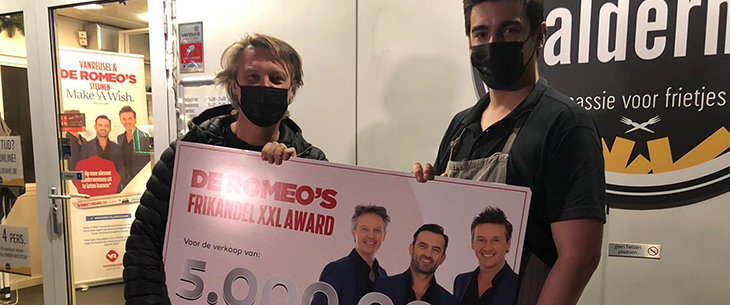 De Romeo’s worden in hun favoriete frituur verrast met een award voor 5.000.000 verkochte ‘De Romeo’s Frikandel XXL’-en