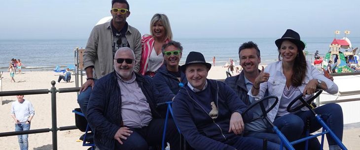 Lindsay, Yves Segers, Sasha Rosen en De Romeo’s warmden in een go-cart de Middelkerkse zeedijk op voor de 2de Zomereditie van Het Schlagerfestival