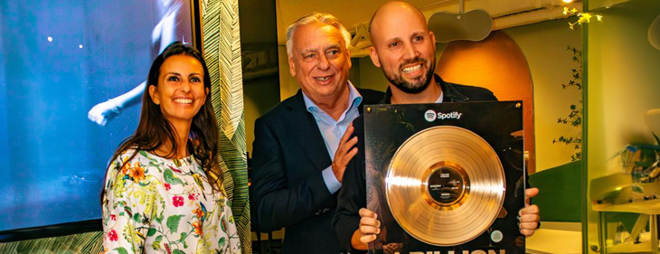 Tongerse dj en producer Thierry von der Warth gaat hard met een nieuwe werkplek, extra personeel en een award voor 1 miljard streams