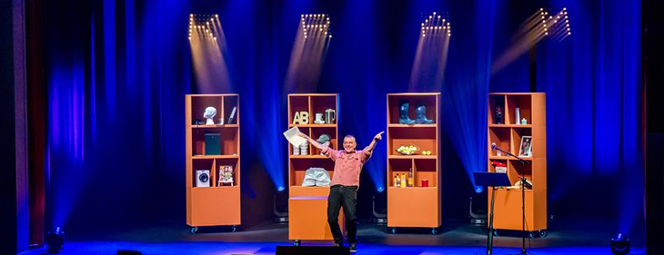 Herman Verbruggen krijgt staande ovatie bij première van zijn eerste zaalshow ‘kraM’