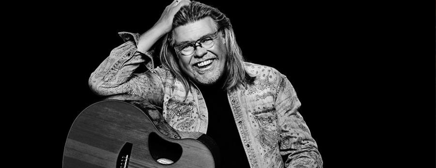 Zanger René Karst onverwacht overleden: artiest achter ‘Atje voor de Sfeer’ werd 59 Zanger René Karst onverwacht overleden: artiest achter ‘Atje voor de Sfeer’ werd 59