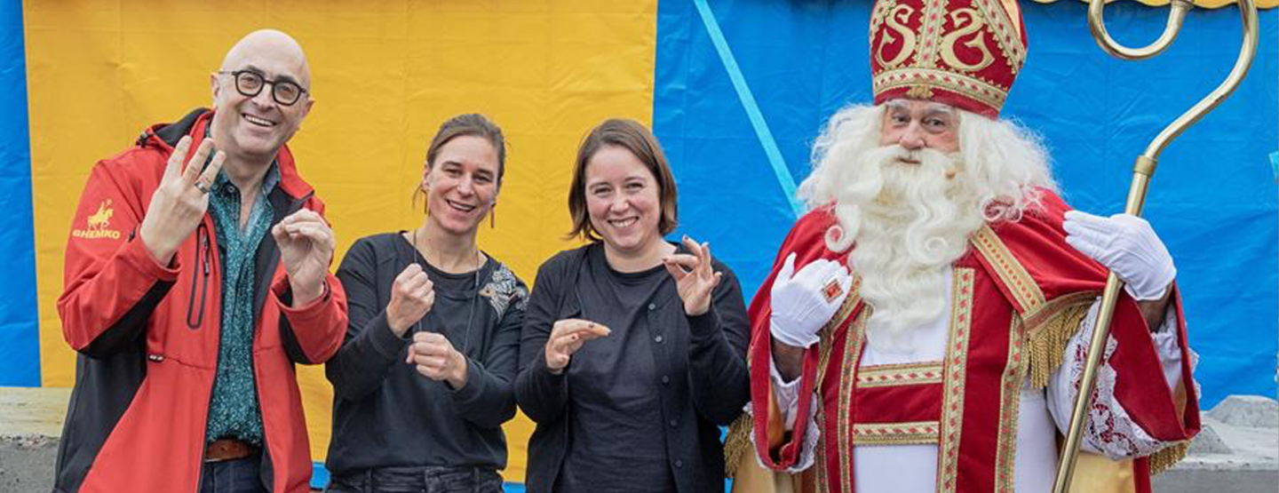 Unieke tolksamenwerking laat dove en slechthorende bezoekers dubbel genieten van Sint in de Piste Unieke tolksamenwerking laat dove en slechthorende bezoekers dubbel genieten van Sint in de Piste