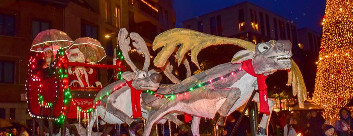 Hasselt verwelkomt de Kerstman in stijl met een natte, maar magische Santa Parade Hasselt verwelkomt de Kerstman in stijl met een natte, maar magische Santa Parade