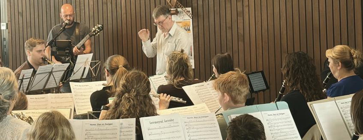 Stan Van Samang klaar voor uniek optreden met Koninklijke Muziekkapel Brandweer Dendermonde op stadsfestival Vicaris Village