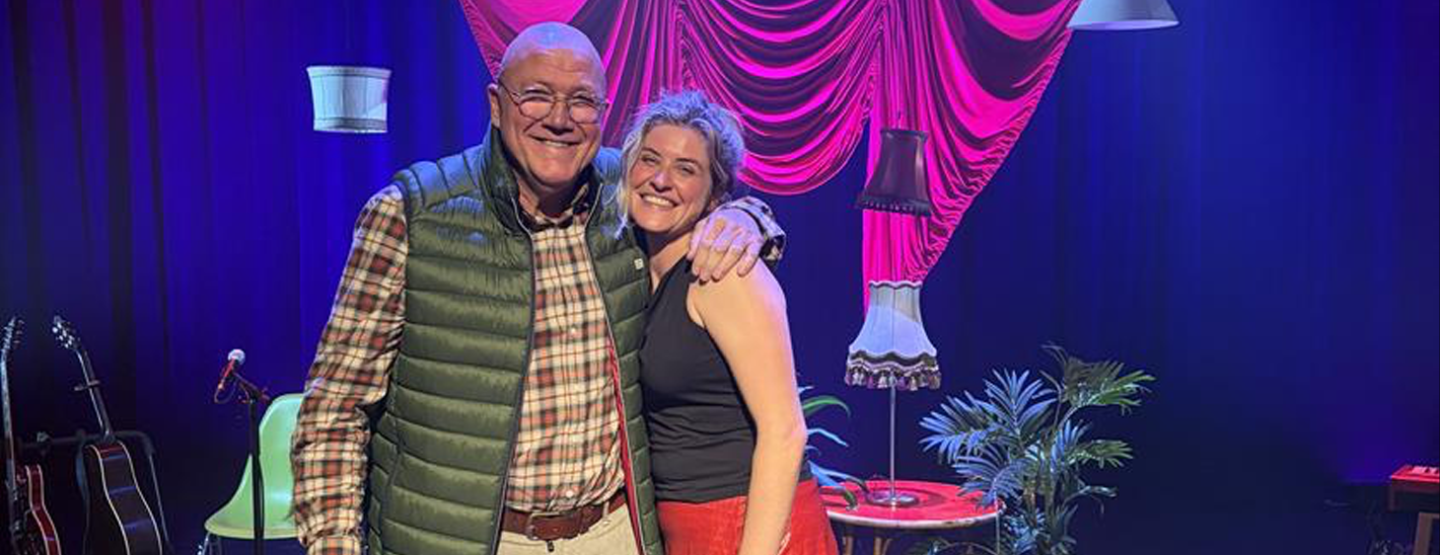 Charlotte Verdick charmeert publiek bij premi&egrave;re cabaretvoorstelling 'My Daddy Told Me' in Wilrijk