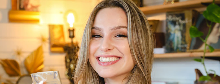 Buurtpolitie- en #LikeMe-actrice Liandra Sadzo lanceert haar eigen, duurzame, natuurlijke make-uplijn