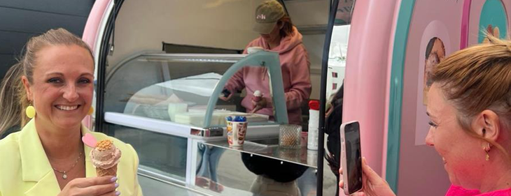 Smeerkar van beautyonderneemster Caroline Rigo deelt dit weekend gratis staaltjes en ijsjes uit op de Molse braderij