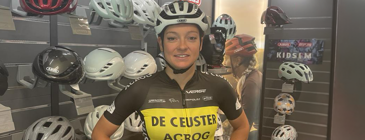 Abus schenkt Belgisch kampioene wielrennen Jesse Vandenbulcke een triocolore fietshelm