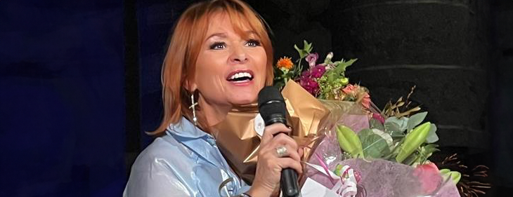 Bloemen voor Lisa del Bo’s 100ste kerkconcert