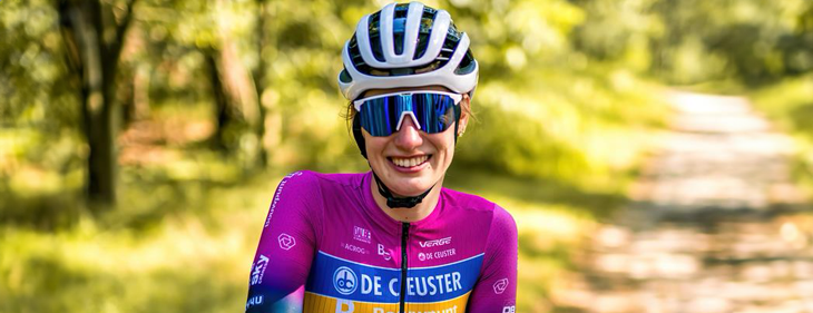 Jinse Peeters (De Ceuster Bouwpunt) rijdt dit weekend Kortrijk en Antwerpen: “Voor een cross was ik vaak bezig met mijn gsm. Nu kleur ik of lees ik een boek”