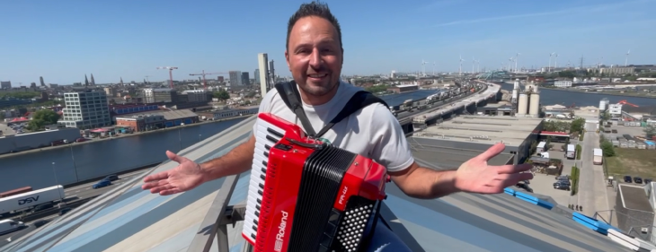 Zanger-accordeonist Johan Veugelers schrijft geschiedenis op het dak van het Sportpaleis