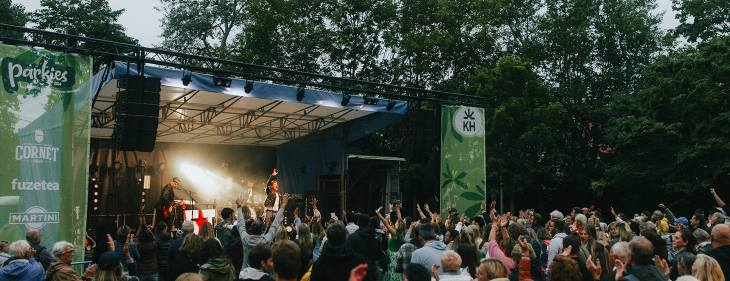 De Romeo’s, HOLLIZ (Christophe Verholle), Bram & Lennert en Bart Herman debuteren op de 34ste Parkies-concerten. Ook Belle Perez, LEEZ, Mother Mercury, 2Fabiola, DJ Pat Krimson en Jelle Van Dael zijn van de partij