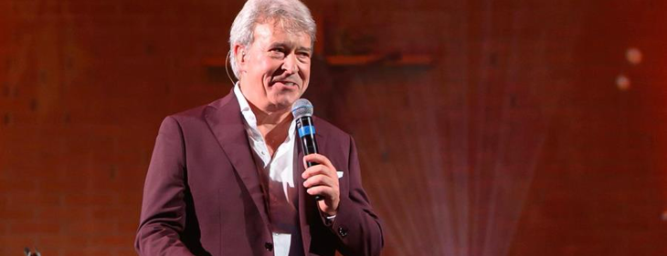 “Wat uitgekleed, maar wondermooi”: Garry Hagger staat alleen met piano in Fakkeltheater “Wat uitgekleed, maar wondermooi”: Garry Hagger staat alleen met piano in Fakkeltheater