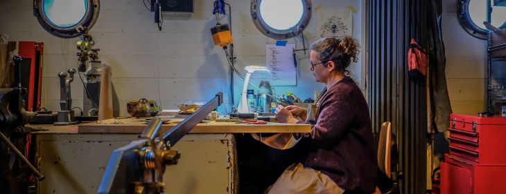 Zilversmid uit Lier maakt awards Gouden Jefkes Zilversmid uit Lier maakt awards Gouden Jefkes