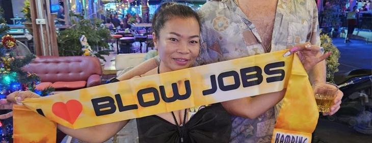 Kamping Kitsch Club trekt opnieuw naar Pattaya: &ldquo;Amerika was te ver, dus doen we The American Edition gewoon in Thailand&rdquo;